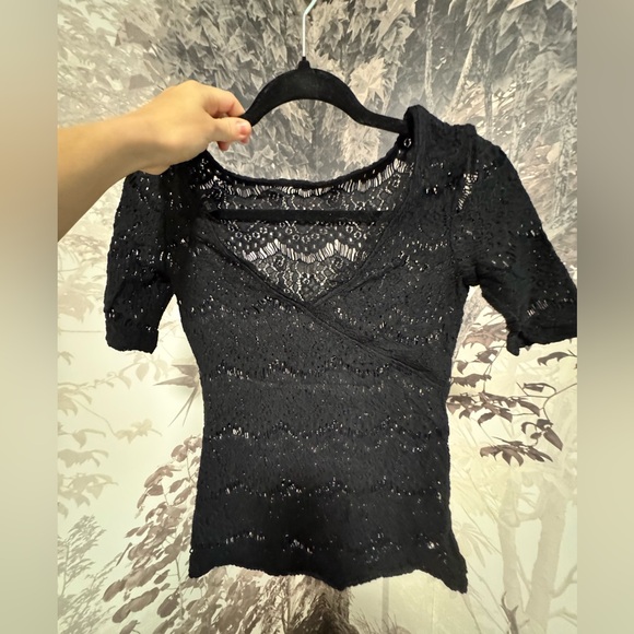 🆓 with $30 purchase Guess Lace Top - Picture 2 of 6